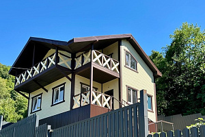 Современный дом окруженный сказочным лесом