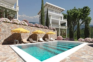 Новый коттеджный поселок с видом на море.