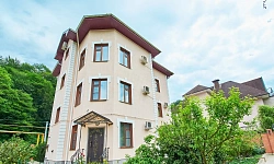 Домовладение у реки