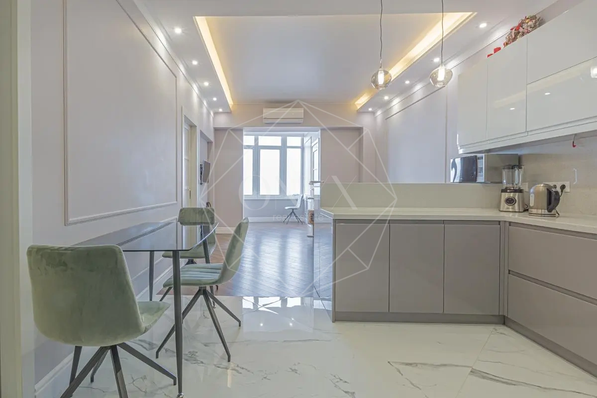 Продается видовая 3-комнатная квартира в 5-ти минутах от моря!