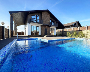 Дом с стиле "Шале" с бассейном