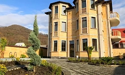 Новый дом с бассейном.