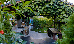 Дом с ремонтом и прекрасным садом 