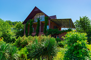 Загородный дом,утопающий в зелени