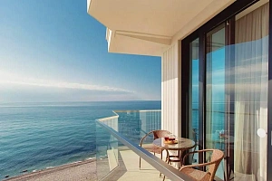 Первая линия у моря со своим приватным пляжем...