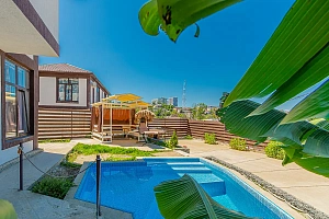 Продается современный дом с подогреваемым бас...