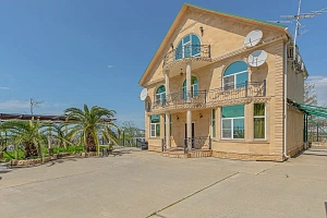 Дом с видом на море и город