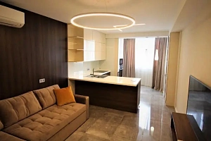 Квартира в доме с бассейном