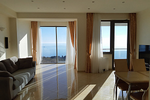 Большая квартира с видом на море