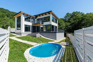 Коттедж с бассейном 