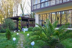 Дом в окружении реликтовых дубов