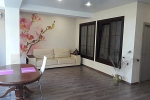 Светлая и большая двухкомнатная квартира в Со...