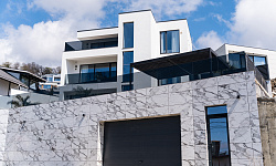 Дом с прекрасным соседством и видом на море