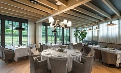 Действующий ресторан на берегу моря