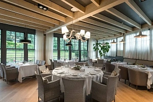 Действующий ресторан на берегу моря