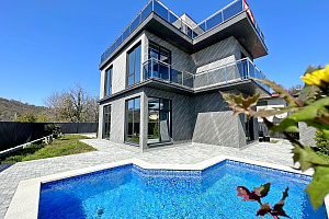 Дом с бассейном и красивым видом