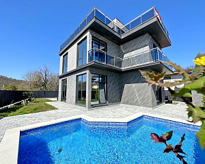 Дом с бассейном и красивым видом