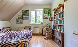 Уютный дом в зеленой роще