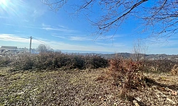 Вид с одной стороны на горы и скалы, а с друг...