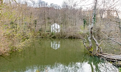 Прекрасный участок с собственным озером