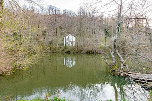 Прекрасный участок с собственным озером