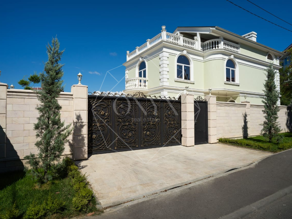Новый дом в центре курорта