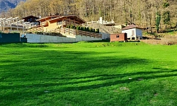 Ровный участок в центре Красной поляны 