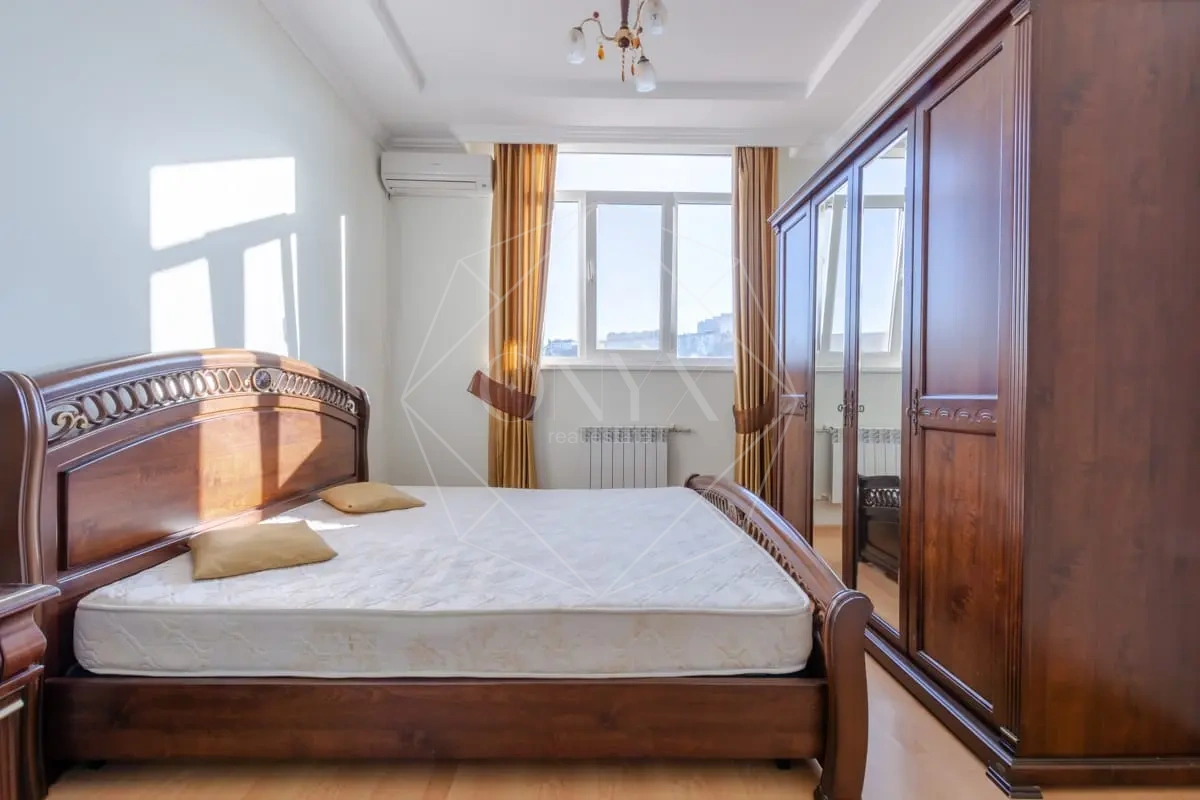 Продам просторную двухкомнатная квартиру с дизайнерским 