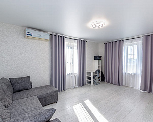 Двухкомнатная квартира в тихом спальном районе Сочи с видом на море 