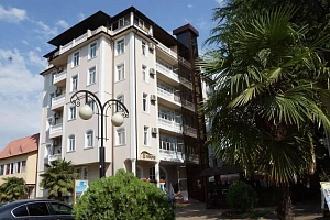 Действующий отель в историческом центре Адлер...